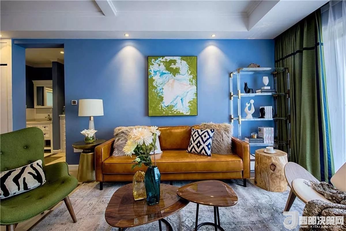 沙發(fā)背景墻選對(duì)裝飾畫(huà)，才能美了整個(gè)客廳空間！