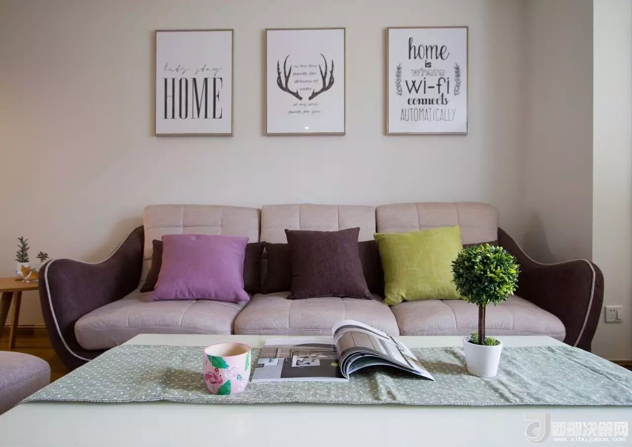 沙發(fā)背景墻選對(duì)裝飾畫(huà)，才能美了整個(gè)客廳空間！