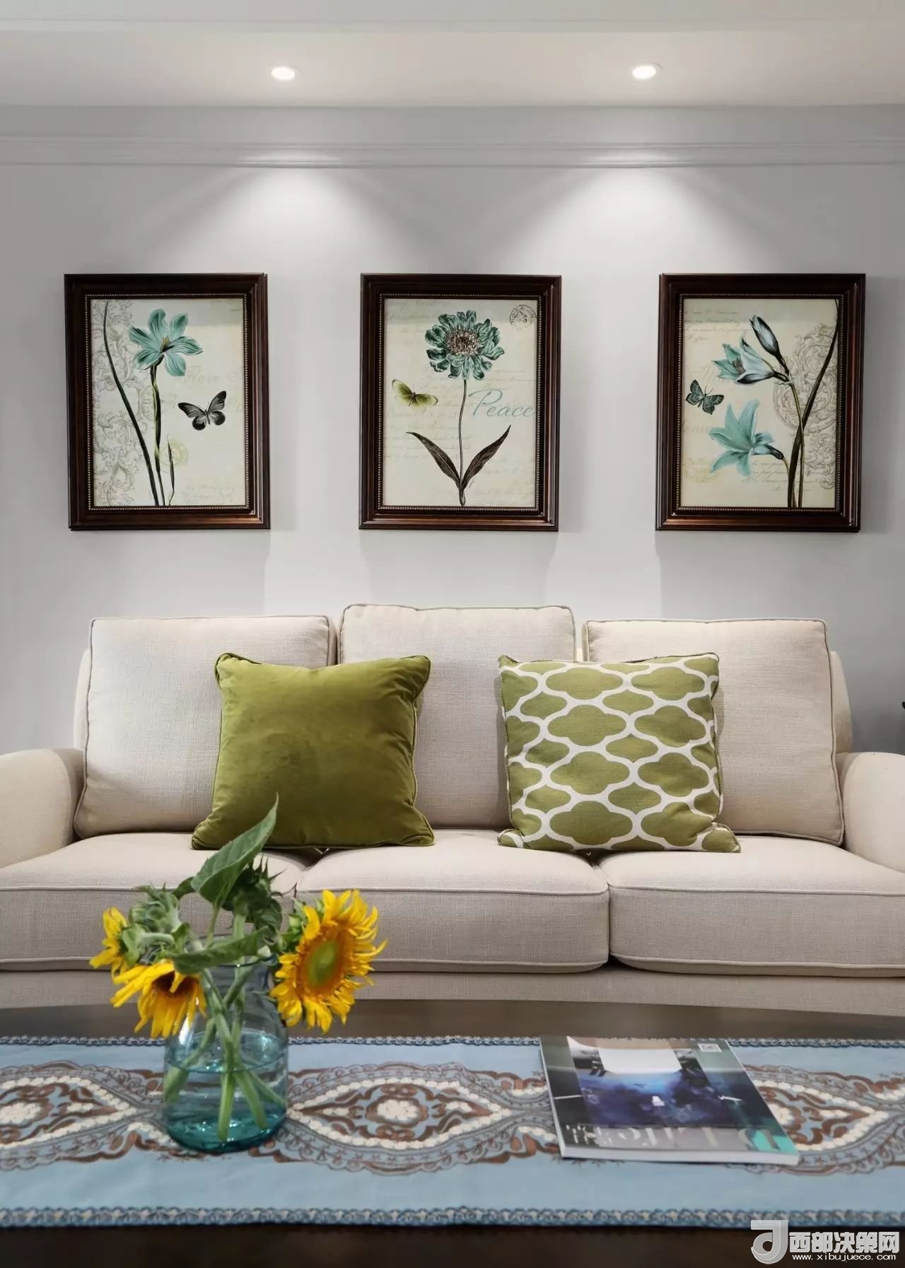 沙發(fā)背景墻選對(duì)裝飾畫(huà)，才能美了整個(gè)客廳空間！