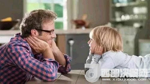 “你長大之后會變得非常忙，所以我希望你能在小時候停下來低頭聞聞花香，然后把花瓣和葉子放進你的小竹筐，在我們的客廳和院子里瘋跑。”