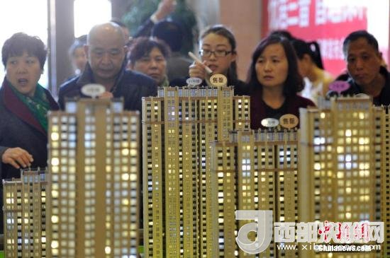 資料圖：民眾選購商品房。 <a target='_blank' >中新社</a>記者 韋亮 攝