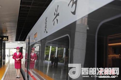 資料圖：4月10日，列車員在“復(fù)興號”列車旁迎接旅客的到來。 <a target='_blank'  data-cke-saved- >中新社</a>記者 殷立勤 攝