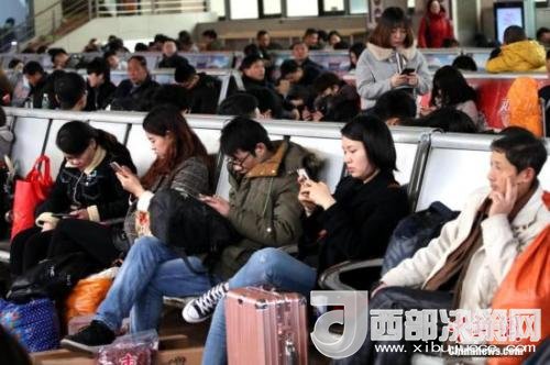 資料圖：移動互聯(lián)網(wǎng)時代，旅客都拿著手機(jī)打發(fā)時間。<a target='_blank' >中新社</a>記者 王中舉 攝