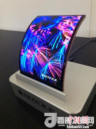 柔宇科技全柔性顯示屏在固定曲面上的應(yīng)用。　柔宇科技供圖 攝