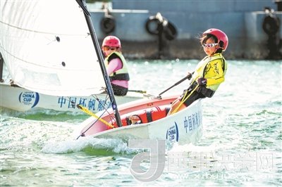 青島市北區(qū)立新小學(xué)學(xué)生參加2017年中國(guó)杯青少年帆船OP項(xiàng)目比賽。孫軍/攝