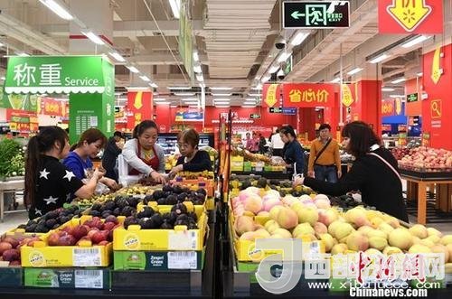 資料圖：民眾在超市選購水果。<a target='_blank'  data-cke-saved- >中新社</a>記者 俞靖 攝