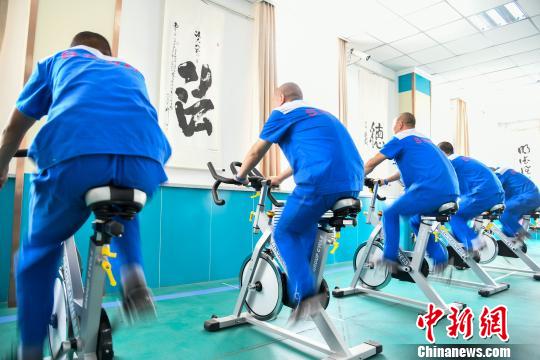 山西省戒毒人員正在進(jìn)行身體鍛煉。　王建軍 攝