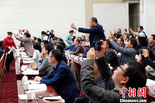 圖為與會嘉賓認真聽取專家演講。　李雋 攝