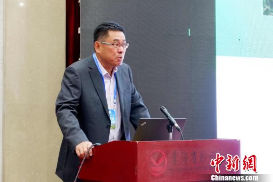 圖為青海省農(nóng)林科學(xué)院副院長、國家大麥青稞產(chǎn)業(yè)技術(shù)體系崗位科學(xué)家遲德釗正在發(fā)言?！±铍h 攝