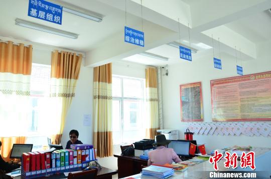 圖為塔秀村的便民服務大廳。　魯?shù)り?攝