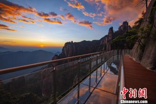  資料圖：霞光映照在三清山棧道玻璃上?！溆榔?攝