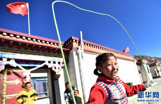 （新春走基層）（6）我們將在低海拔新居過(guò)年——極高海拔地區(qū)群眾生態(tài)搬遷安置點(diǎn)見(jiàn)聞