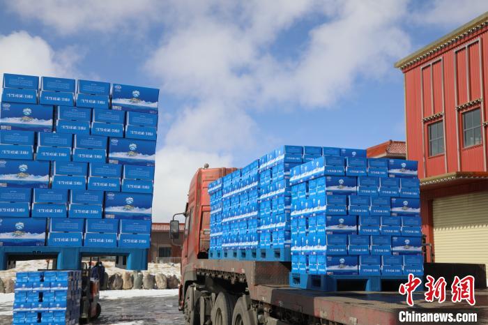 圖為當(dāng)雄的冰川礦泉水裝車，即將發(fā)往湖北。　當(dāng)雄縣 供圖 攝