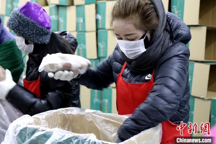 當(dāng)雄縣民眾將牦牛肉裝箱?！‘?dāng)雄縣 供圖 攝