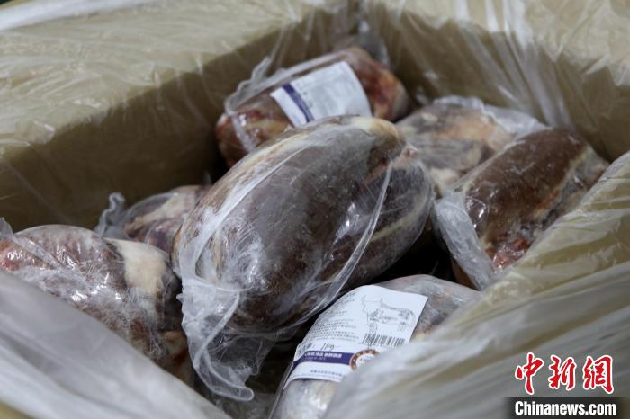 當(dāng)雄縣援鄂物資中的牦牛肉，圖中的為腱子肉，是牦牛肉中的“極品”?！‘?dāng)雄縣 供圖 攝