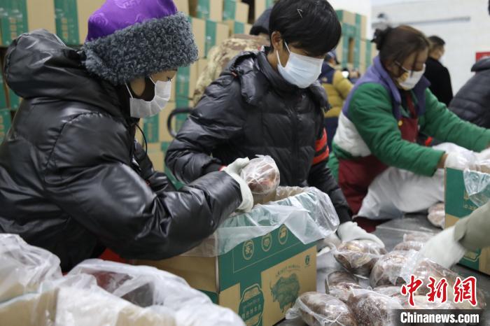 當(dāng)雄縣民眾打包當(dāng)?shù)氐奶禺a(chǎn)，“有身份證”牦牛肉。　當(dāng)雄縣 供圖 攝