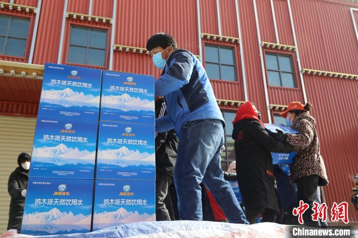 西藏當(dāng)雄給湖北荊州送去冰川礦泉水、牦牛肉等物資