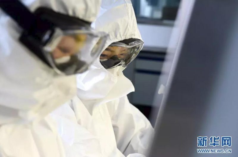 ▲資料圖片：負(fù)責(zé)新型冠狀病毒核酸檢測(cè)的工作人員，在實(shí)驗(yàn)室進(jìn)行樣本處理。（新華社發(fā) 周牧 攝）