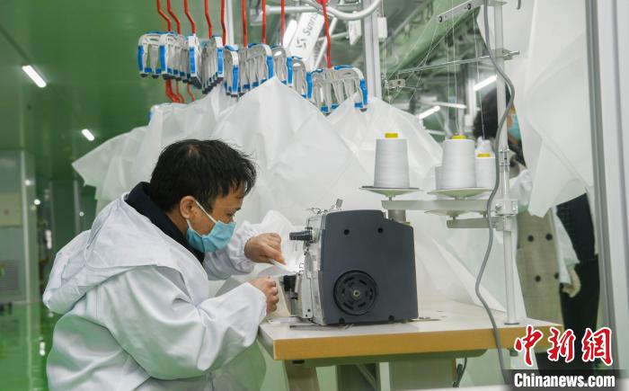 工人生產(chǎn)防護(hù)服，保障抗疫物資供應(yīng)。廣安市委宣傳部供圖
