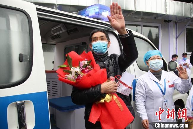 圖為貴州省最后一名新冠肺炎確診患者從貴州省將軍山醫(yī)院出院，患者與眾人揮手告別?！■暮陚?攝