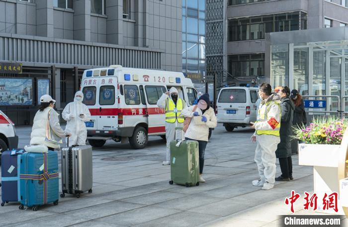 圖為呼和浩特車站“外防輸入”?！∠牧?攝