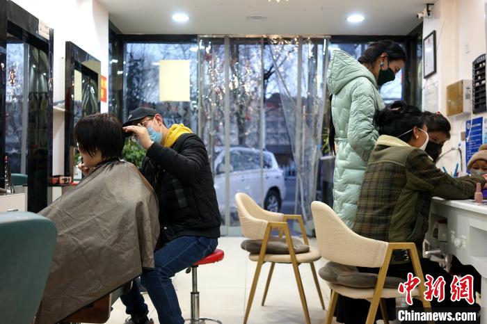 拉薩市民在一美發(fā)店理發(fā)、美甲?！〗w波 攝