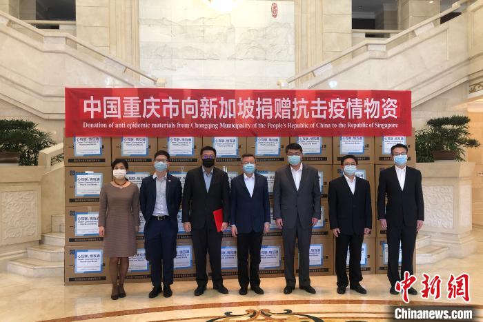 圖為捐贈(zèng)方與接收方代表合影留念?！⑾嗔?攝