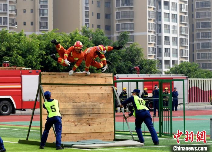 新消防員進(jìn)行消防障礙接力操展示?！⒅铱?攝