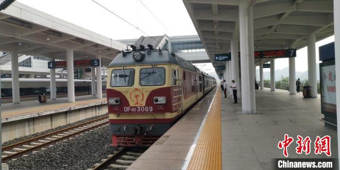 貴州省首條城際高速鐵路——安六鐵路開始聯(lián)調(diào)聯(lián)試。中國鐵路成都局集團公司供圖