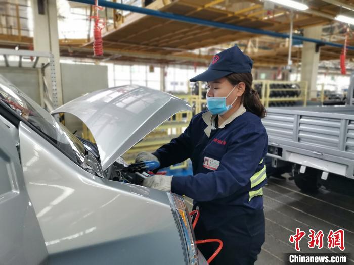 在滿(mǎn)足國(guó)外市場(chǎng)供應(yīng)的同時(shí)，成功汽車(chē)也緊盯國(guó)內(nèi)市場(chǎng)，拓渠道保銷(xiāo)量?！「唢w 攝