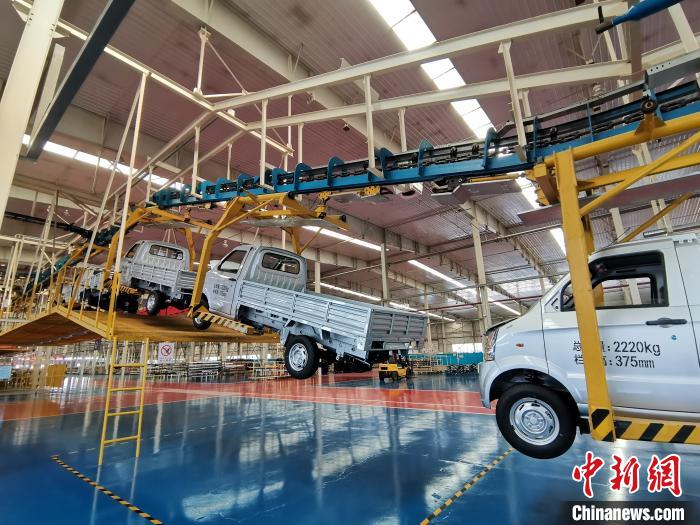 成功汽車(chē)是山西省重點(diǎn)轉(zhuǎn)型項(xiàng)目，擁有國(guó)內(nèi)先進(jìn)的零部件、發(fā)動(dòng)機(jī)整機(jī)自動(dòng)裝配和發(fā)動(dòng)機(jī)生產(chǎn)線、實(shí)驗(yàn)線，還有國(guó)際一流的工業(yè)機(jī)器人?！「唢w 攝