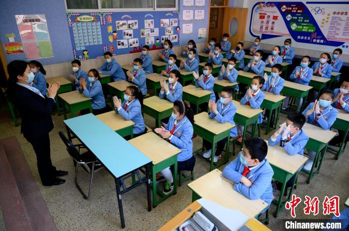 學(xué)校是人群密集場(chǎng)所，山西省疫情防控工作領(lǐng)導(dǎo)小組要求，要周密閉環(huán)做好疫情防控?！№f亮 攝