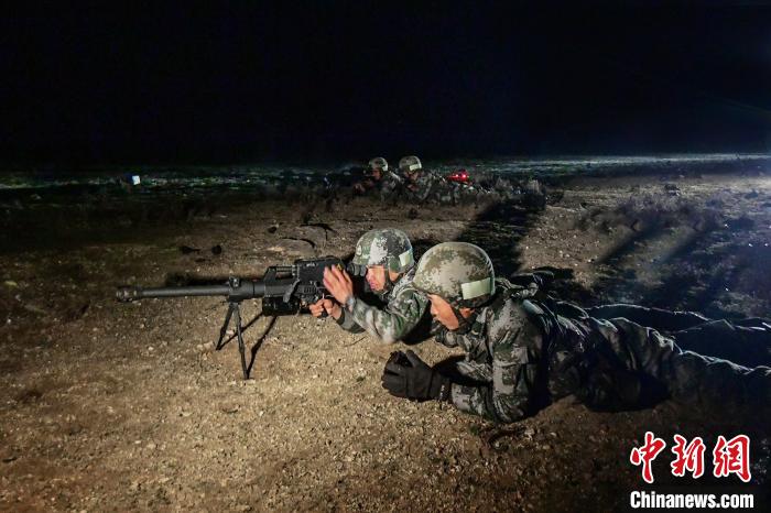 夜間狙擊手摧毀敵探照燈。　蒲津 攝