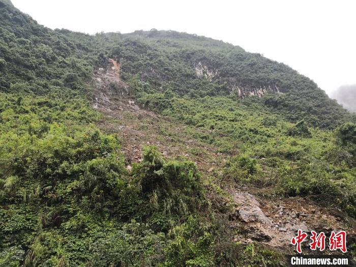 山體滑坡處?！↑S鵬 攝