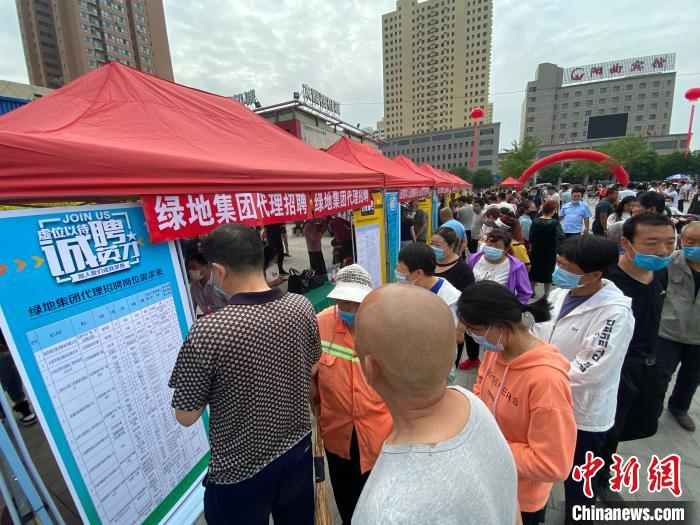 一些知名企業(yè)展臺(tái)前，投遞簡(jiǎn)歷、咨詢就業(yè)的人絡(luò)繹不絕?！∏愊?攝