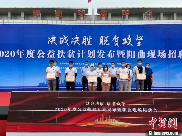 在現(xiàn)場(chǎng)，綠地集團(tuán)與困難就業(yè)群體就業(yè)代表簽署勞務(wù)合同，并為首批6名就業(yè)代表頒發(fā)上崗證書?！∏愊?攝