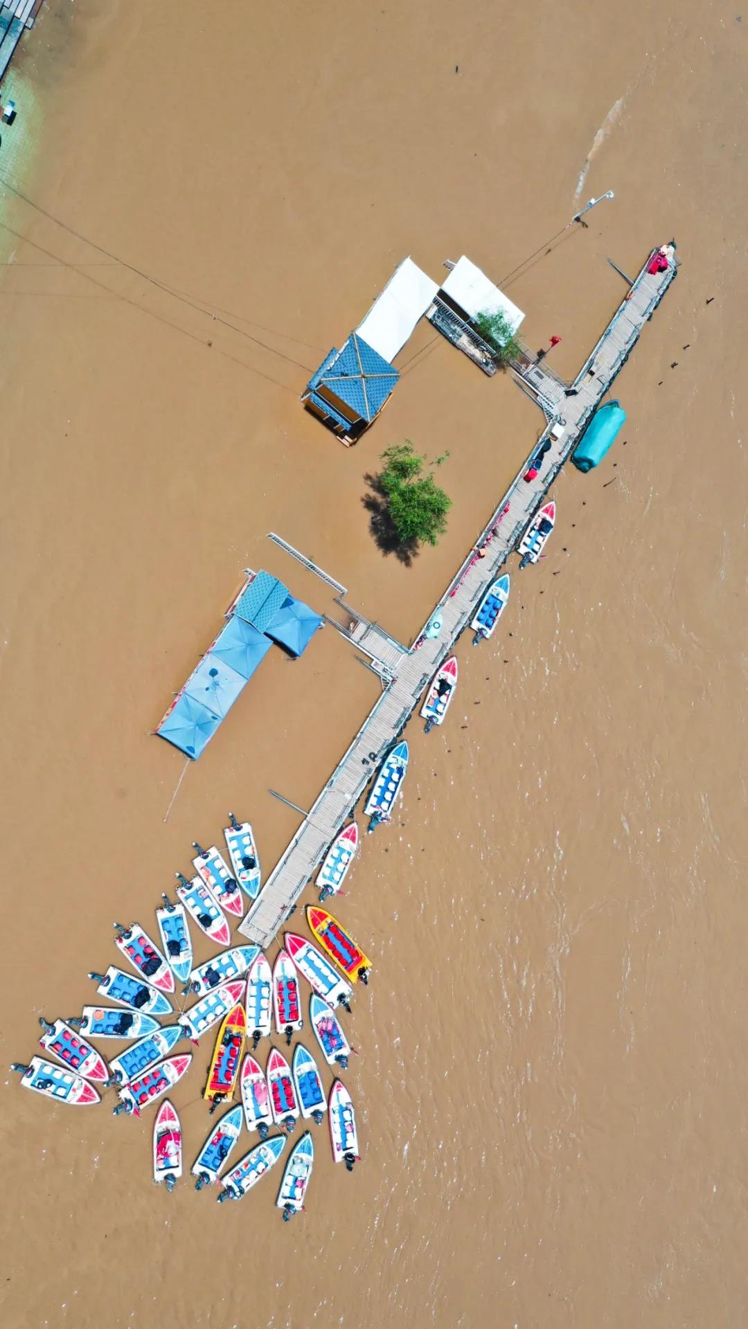 ▲圖為6月27日已暫時關閉的黃河蘭州段一處快艇碼頭（無人機照片）。新華社發(fā)（郎兵兵 攝）