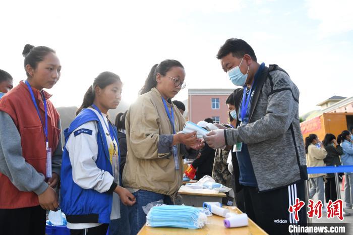 7月7日，考生在拉薩三高考點外領(lǐng)取口罩?！『闻罾?攝