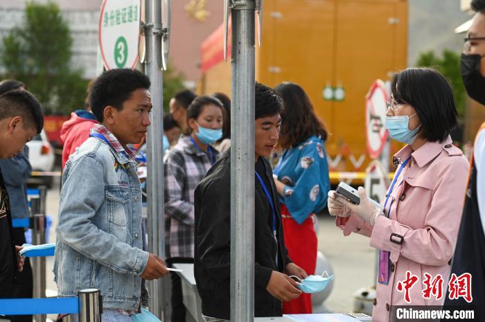 7月7日，考生在拉薩三高考點外進行身份證件核驗?！『闻罾?攝