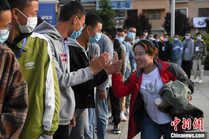 7月7日，拉薩三高考點外，領(lǐng)隊老師與考生擊掌鼓勁加油?！『闻罾?攝