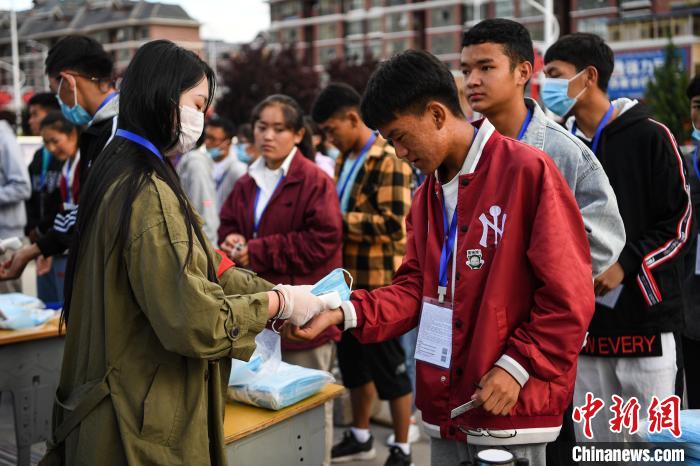 7月7日，考生在拉薩三高考點外測量體溫?！『闻罾?攝