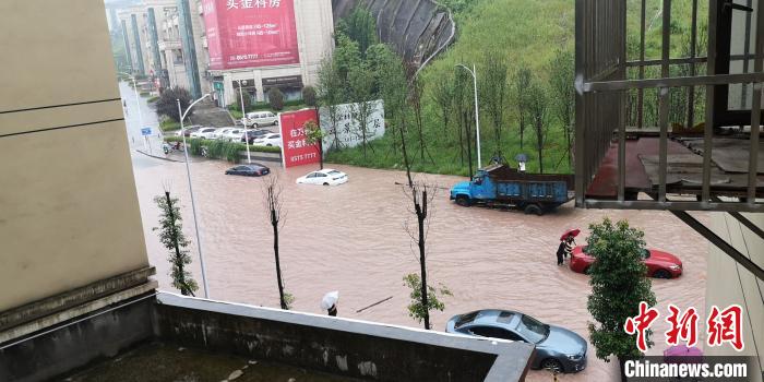 圖為重慶萬州城區(qū)積水嚴重。　重慶萬州區(qū)委宣傳部供圖 攝