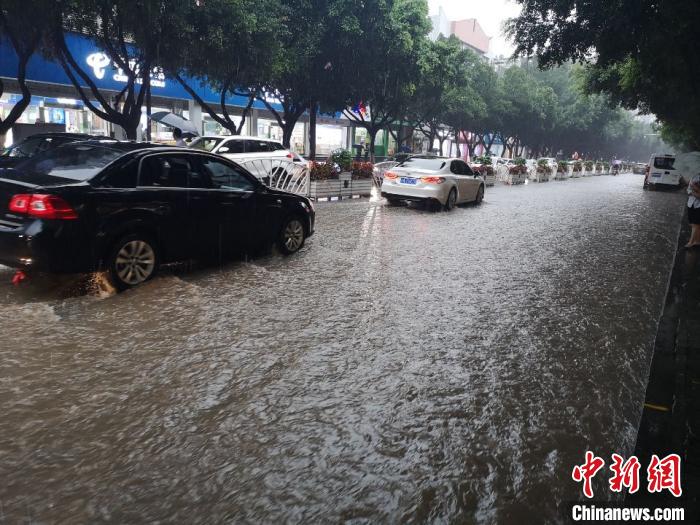 圖為重慶萬州城區(qū)積水嚴重?！≈貞c萬州區(qū)委宣傳部供圖 攝