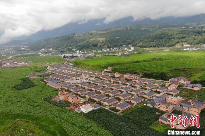 甲甲溝村新建農(nóng)房掩映在農(nóng)作之間。　張浪 攝