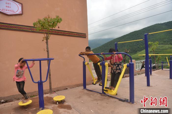 甲甲溝村里玩耍的孩子?！埨?攝