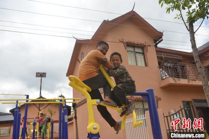 甲甲溝村里玩耍的孩子?！埨?攝