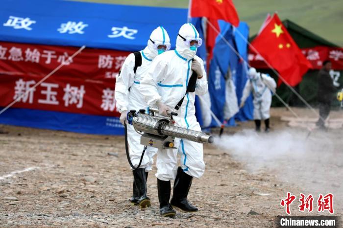 圖為進(jìn)行現(xiàn)場(chǎng)消毒。青海省應(yīng)急廳