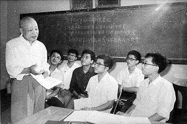 舍我其誰(shuí)報(bào)國(guó)志，碧血丹心愛國(guó)情