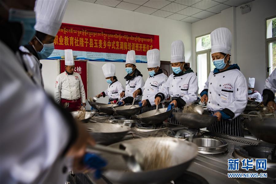 （新華全媒頭條·走向我們的小康生活·圖文互動(dòng)）（2）扎西德勒，我們的新家園——西藏易地扶貧搬遷搬出幸福美好新生活