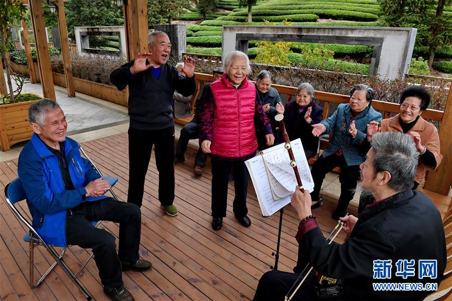 （新華全媒頭條·圖文互動(dòng)）（1）偉大旗幟引領(lǐng)歷史巨變——習(xí)近平新時(shí)代中國特色社會(huì)主義思想指引“十三五”經(jīng)濟(jì)社會(huì)發(fā)展述評